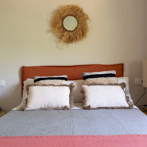 Cama de matrimonio del apartamento El Carrascal en Arroyofrío en la Sierra de Cazorla