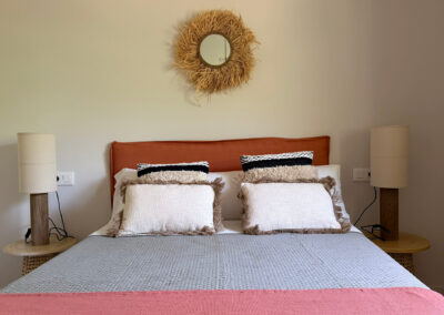 Cama de matrimonio del apartamento El Carrascal en Arroyofrío en la Sierra de Cazorla