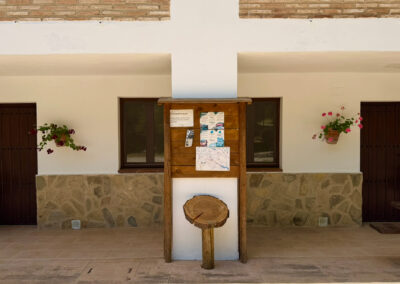 Entrada a los apartamentos El Carrascal en Arroyofrío en la Sierra de Cazorla