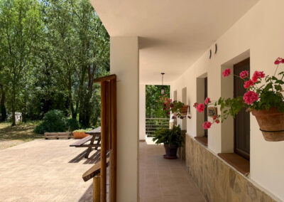 Entrada a los apartamentos El Carrascal en Arroyofrío en la Sierra de Cazorla
