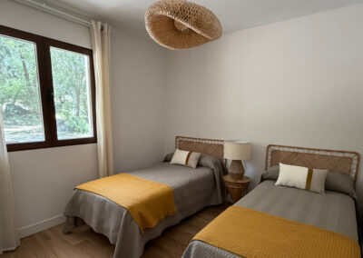 Habitación con dos camas del apartamento El Carrascal en Arroyofrío en la Sierra de Cazorla