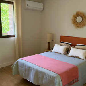 Habitación con cama doble del apartamento El Carrascal en Arroyofrío en la Sierra de Cazorla