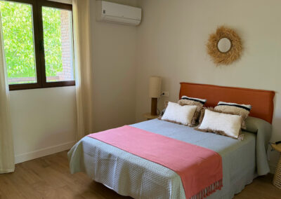 Habitación con cama doble del apartamento El Carrascal en Arroyofrío en la Sierra de Cazorla